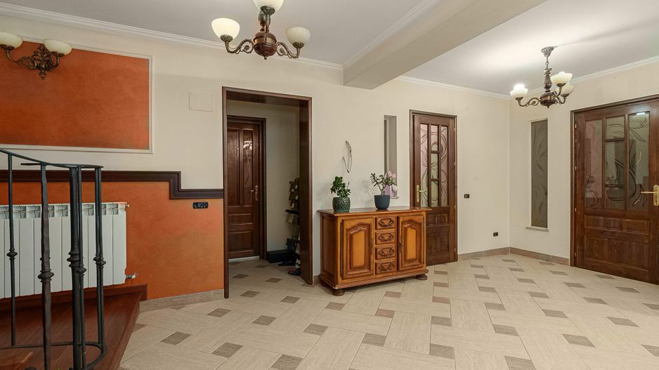 RAHOVA Salaj Vila 2007 S+P+1+M calitate superioara 370 mp - Poză 11