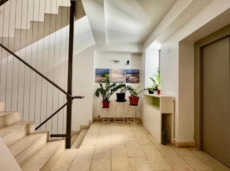 Apartament de 3 camere, mobilat de lux, disponibil imediat pentru inchiriere - Poză 1