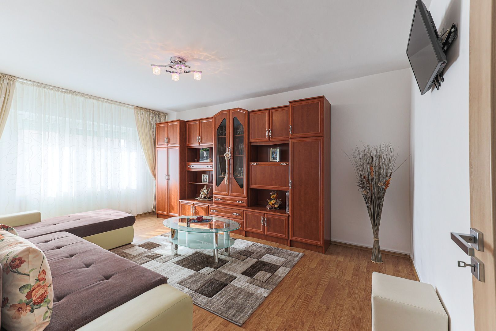 Rezervat De vânzare apartament spațios cu 2 camere decomandat etaj 3 - Poză 3