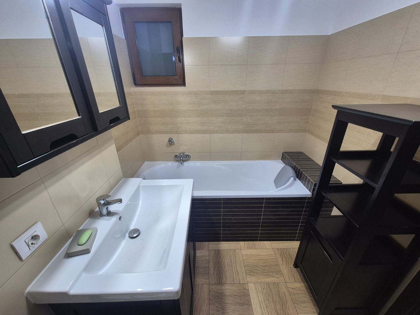 Bloc nou, sectiune mare, apartament 3 camere cu semineu, terasă mare si garaj - Poză 13