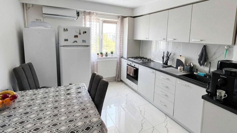 Apartament 2 camere, Cetate, zona piata, et.3, renovat - Poză 2