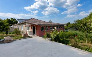 Strășeni.  Apartament la sol cu 3 dormitoare + living, teren și garaj. - Poză 1