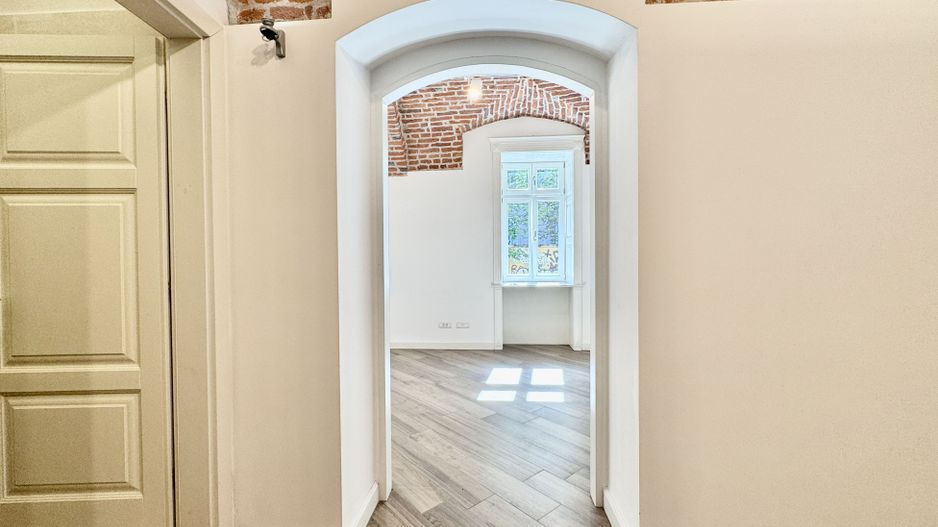 Spatiu birou in cladire istorica restaurata - Poză 3