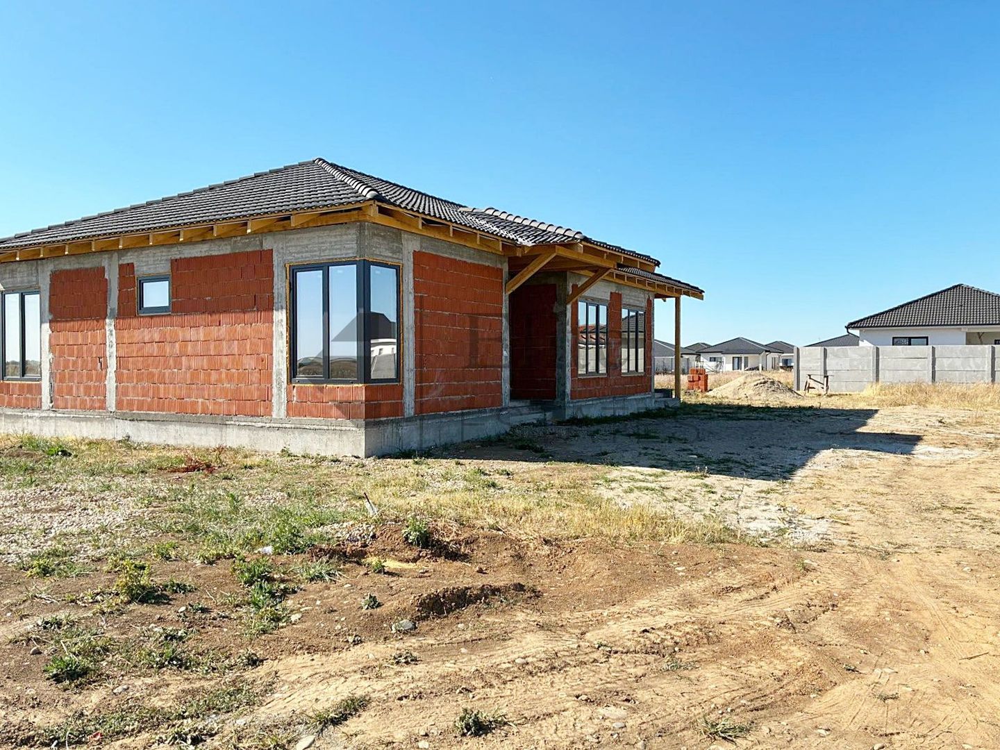 Casa la rosu  cu 4 camere de vanzare in Santandrei - Poză 2