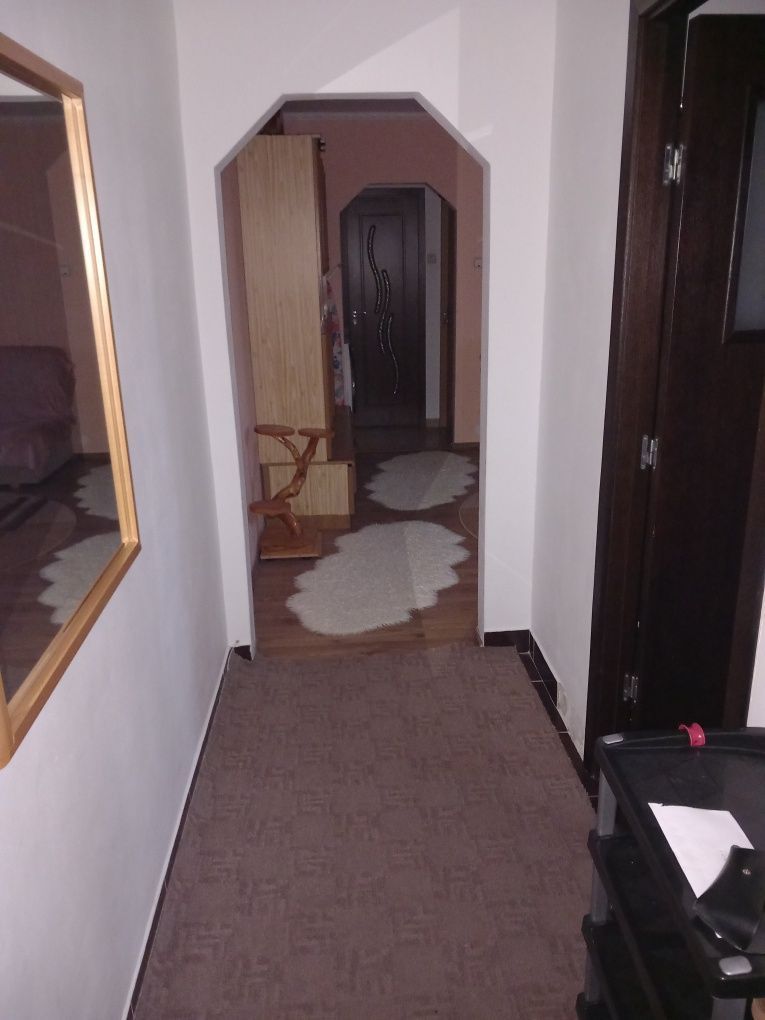 De închiriat apartament 3 camere - Poză 2