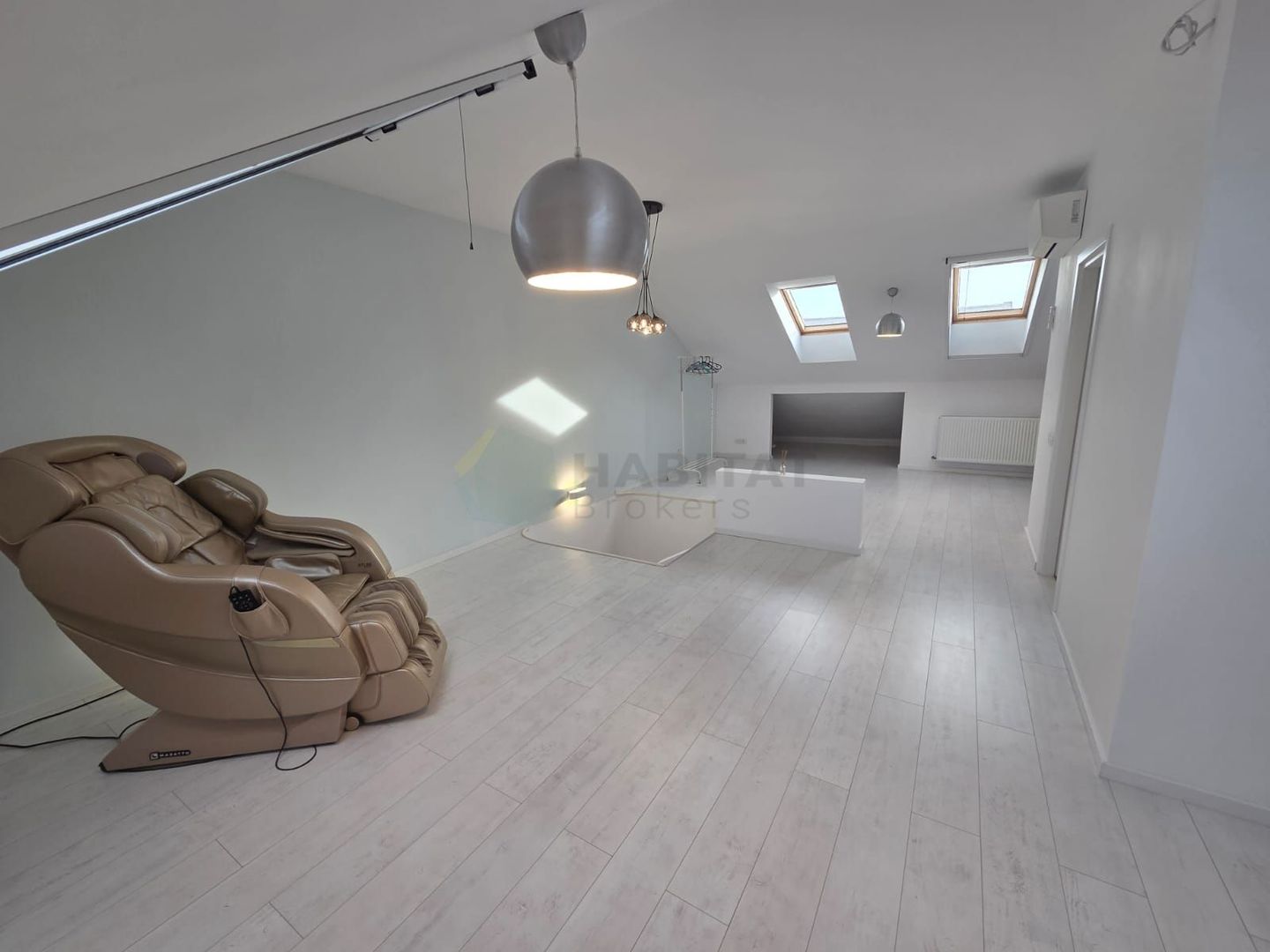 Vilă  cu mansardă, piscină și design modern – Tunari - Poză 29