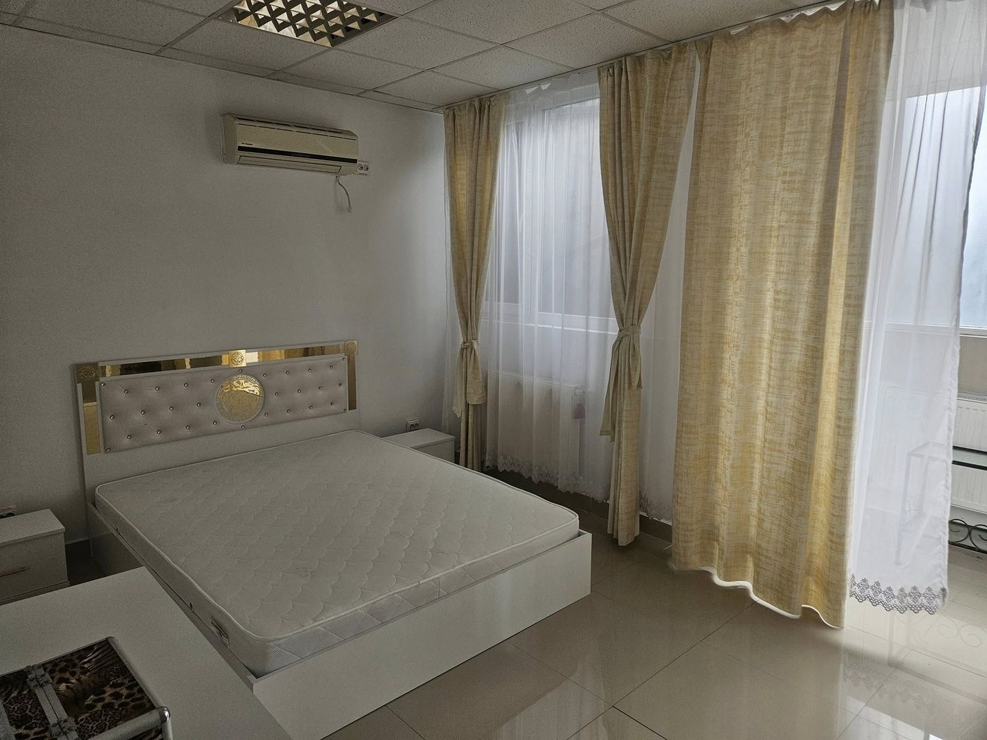 Spre Chirie - apartament 3 camere , etaj 1 in Vila - Poză 6