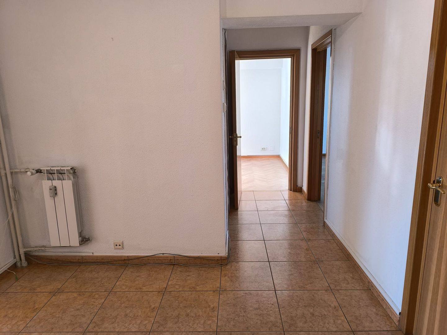 De Inchiriat Apartament 4 camere Nemobilat Piata Unirii Metrou - Poză 9