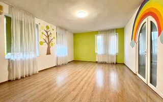 Casa spațioasă, cu spațiu comercial, locuri de parcare - Aradului Vest - Poză 1