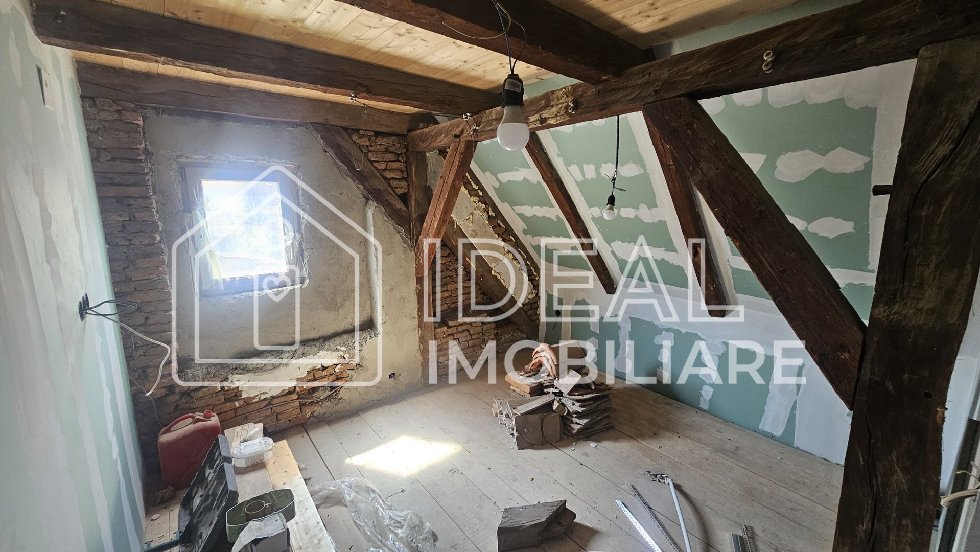 Casă veche, solidă, cu 4 camere, pivniță boltită și 4 băi – zonă centrală - Poză 4