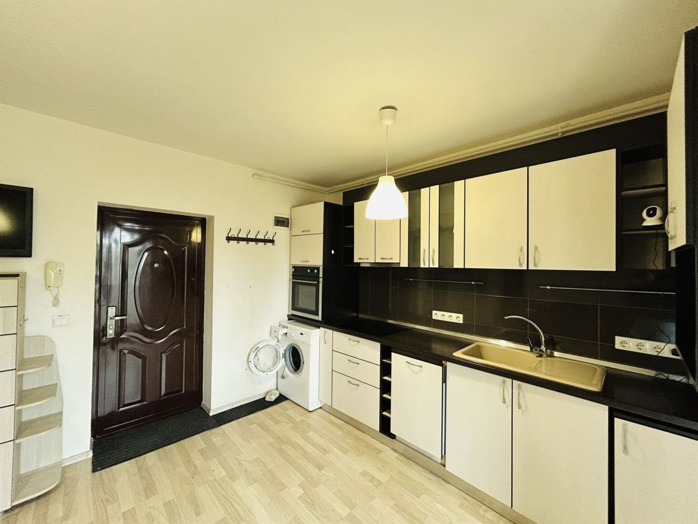 Apartament 2 camere, la cheie, balcon, boxa, loc de parcare - Poză 1