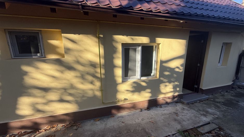 2 corpuri de Casă renovate + teren 125 mp Campina - Poză 3