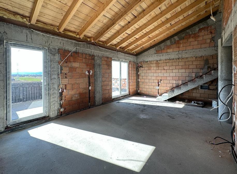 Apartament cu 3 camere cu terasa de 20 mp zona Sanpetru - Poză 3