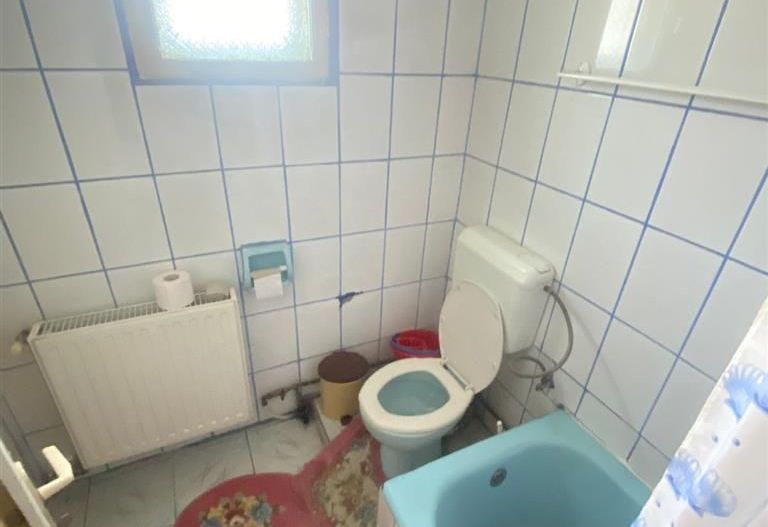 Apart la casa Bogdanestilor  curte  acces cu masina centrala proprie - Poză 8