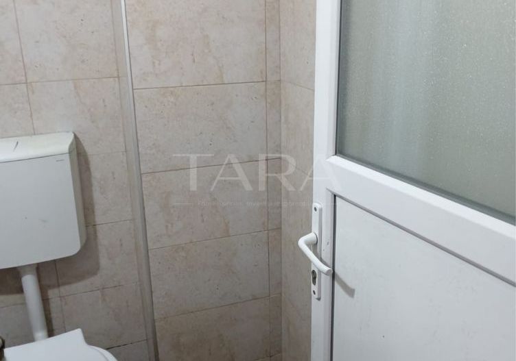 Garsonieră de vânzare,  etaj 2, baie proprie, zonă liniștită. - Poză 4