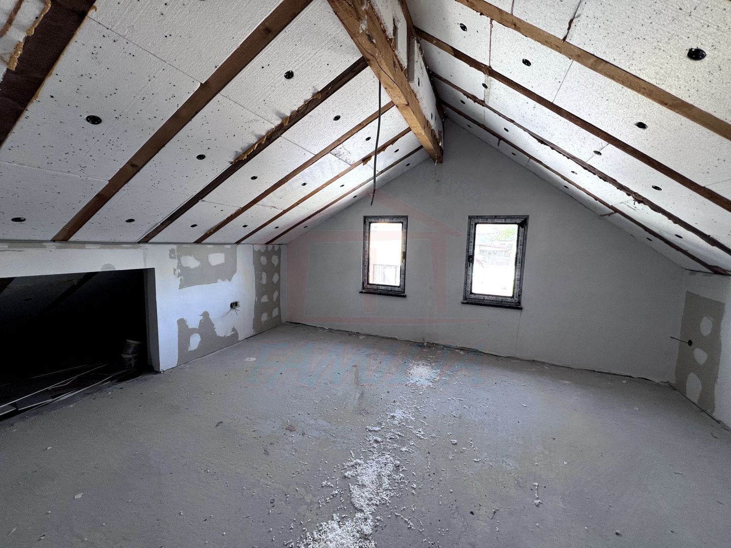 Vanzare casa P+M in Sendreni( in spatele Primariei), pret 99 000 euro - Poză 10