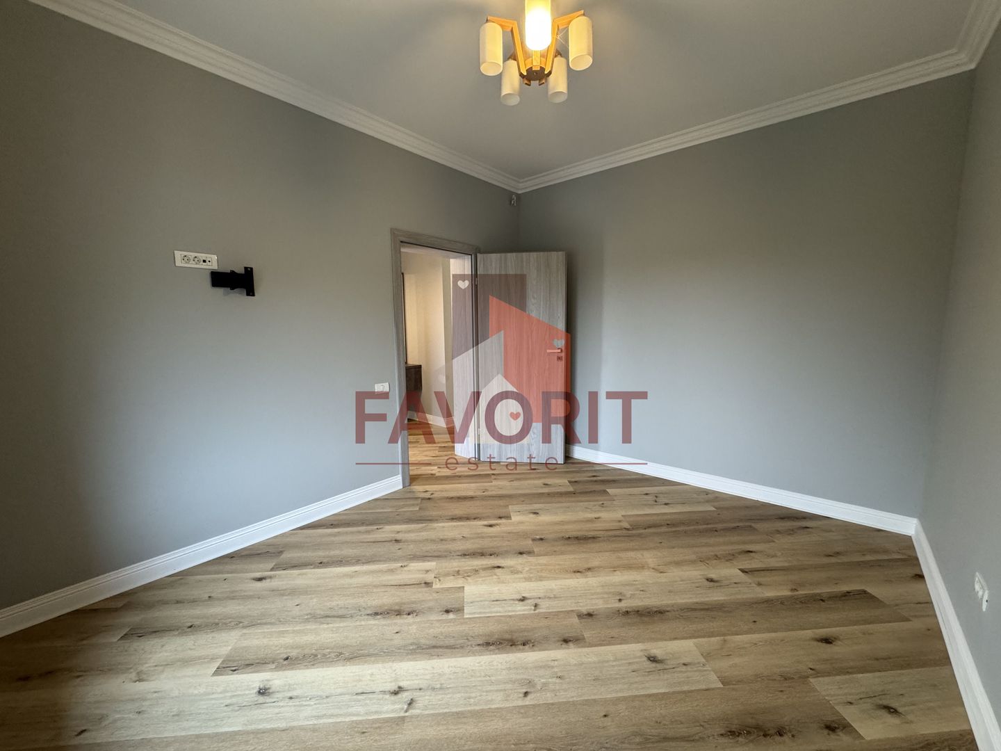 Duplex despartit prin garaj. Zona centrala - langa padure. Mobilat si utilat - Poză 9