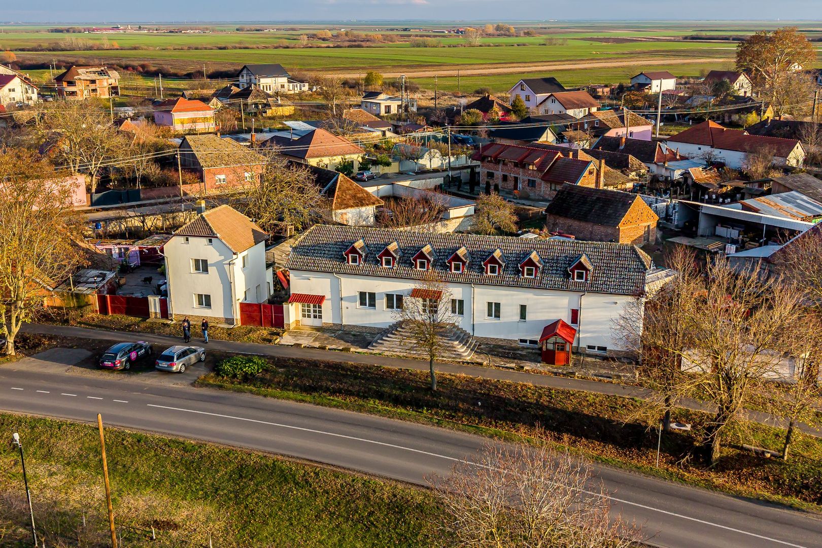 Clădire potrivită pentru proiecte educaționale sau de îngrijire - Poză 1