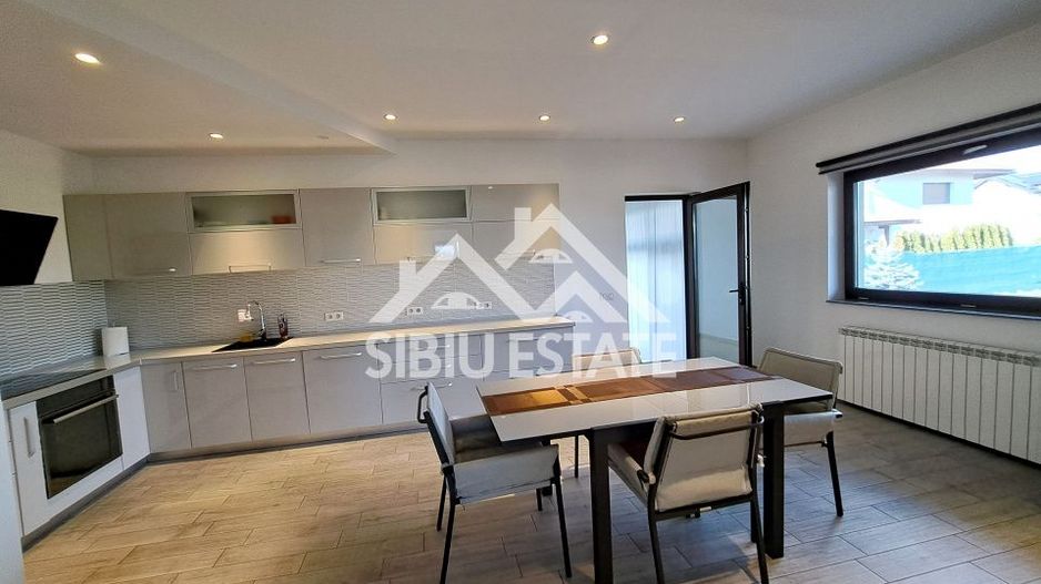Casa cu 4 garaje, terase panoramice, teren mare - Poză 15