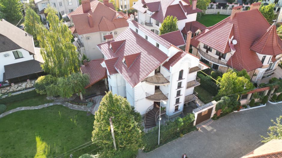 Casă de lux în Chișinău, de vânzare. Pe teren de 10,4 Ari. Telecentru. - Poză 1