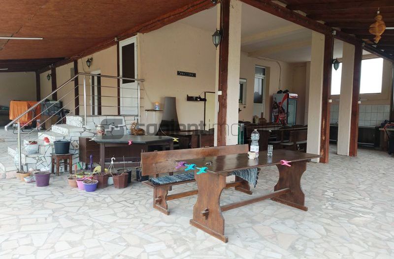 De vanzare casa si spatiu de restaurant in Tarian - Poză 2
