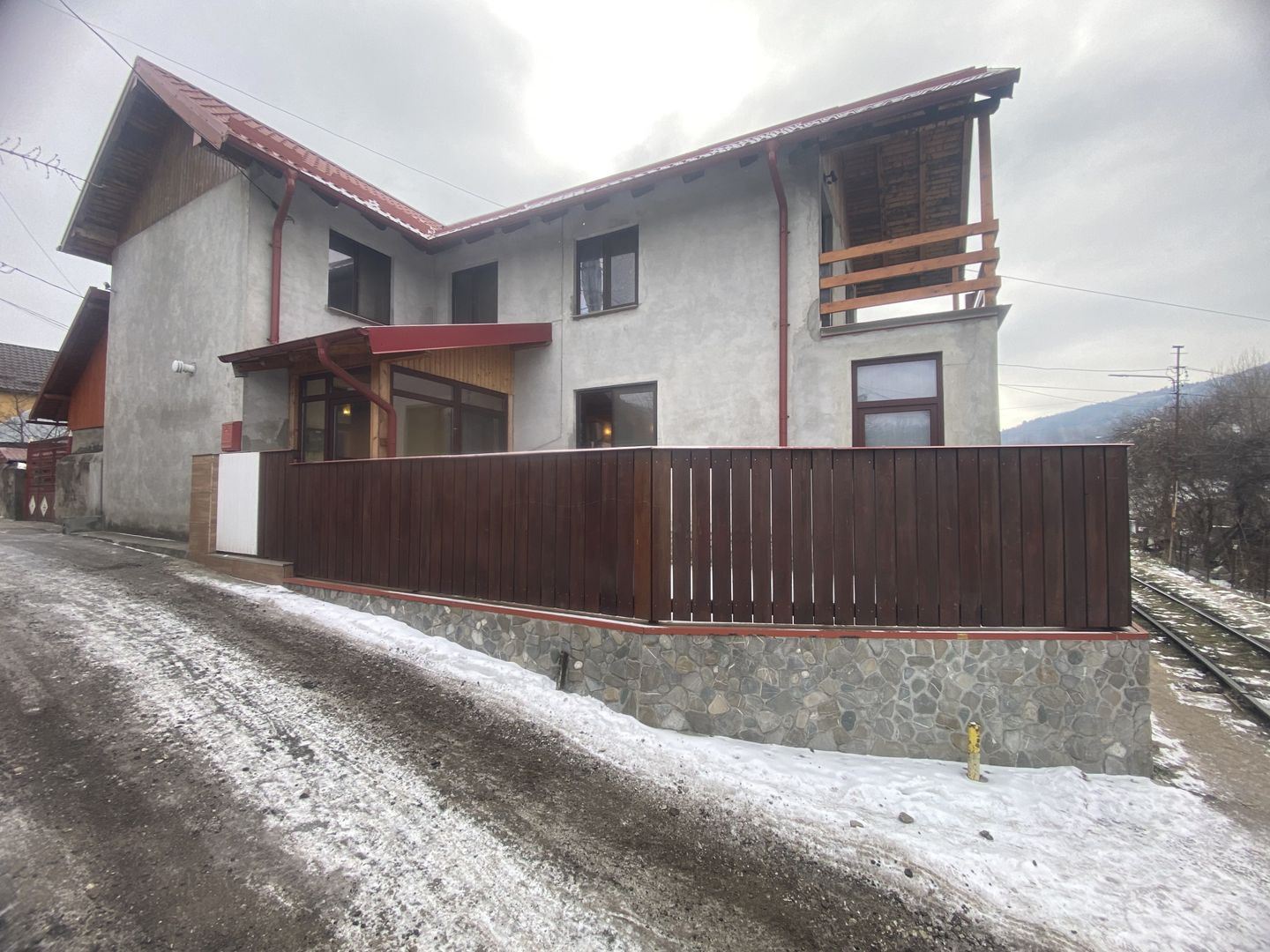 Vanzare casă la poalele Bucegilor!Potential pt. locuinta sau pensiune - Poză 23