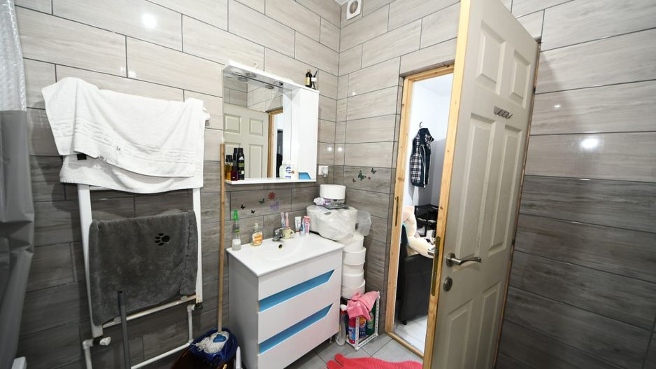 De vanzare casa cu 3 apartamente + anexa 75 mp, Comision 0% - Poză 14