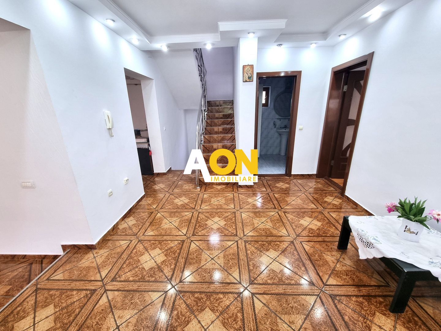 De vanzare casa 6 camere, S+P+M, 900mp teren, Cetate - Poză 2