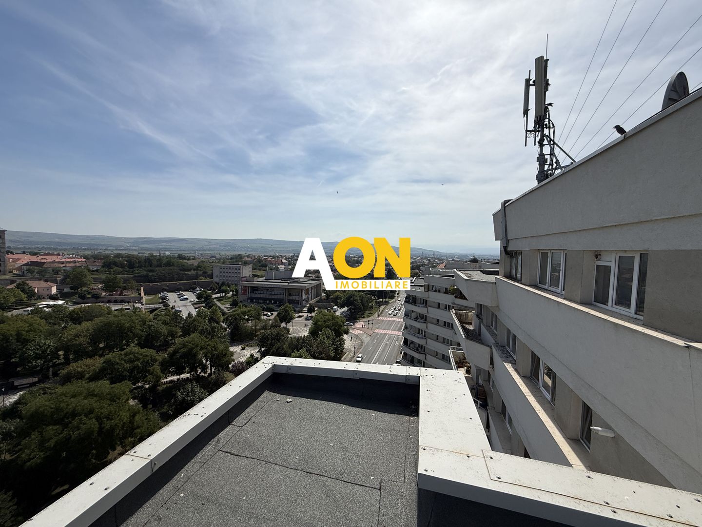 De vanzare apartament 2 camere, vedere superba Cetatea Alba Carolina - Poză 12