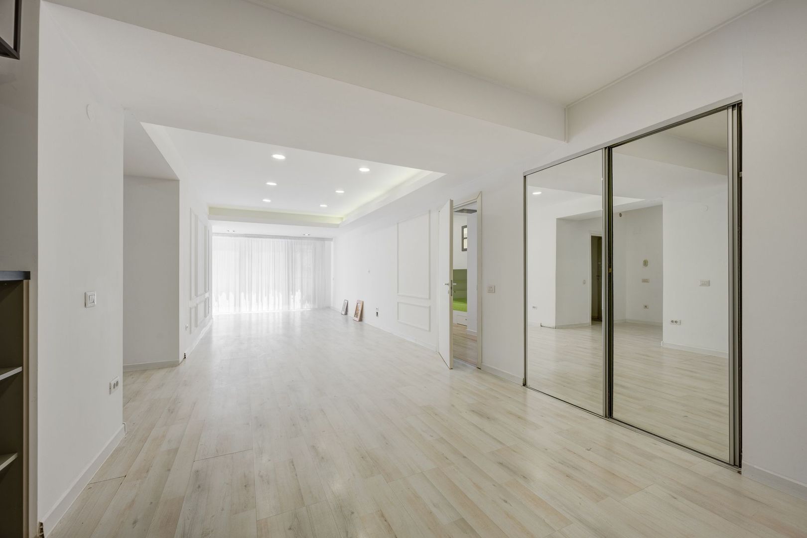 Apartament 3 camere superb si curte proprie Parc Herastrau - Poză 2