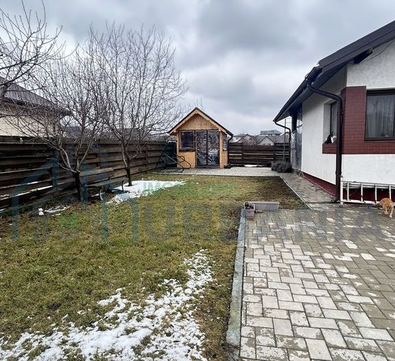 Casă spațioasă cu 4 camere, curte împrejmuită - Poză 4