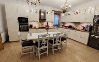 Vila care redefinește echilibrul între rafinament, spațiu și liniște - Poză 8