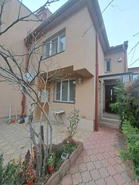 Vila, 2005,  3 camere, 2 bai in Piata Muncii - Poză 1