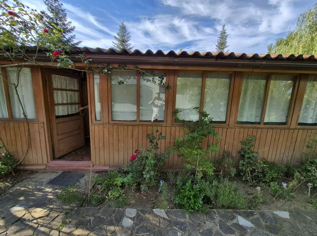 Cabana de lemn cu fundatie 86 mp+ livada pomi fructiferi+teren 847 mp - Poză 3