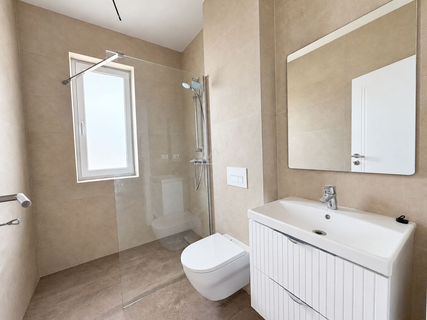 Apartament nou cu bucatarie inchisa. Clima. Langa magazin si transport in comun. - Poză 6