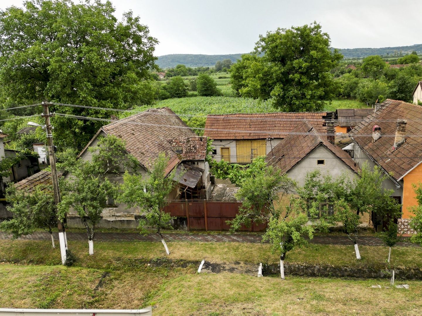 Teren şi casă în Odvoş - Poză 2