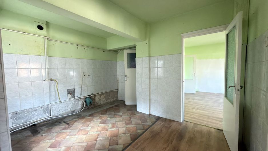 Apartament 4 camere Etaj IV, MV1, Zona Ludy - Str. Regele Ferdinand I - Carei - Poză 4