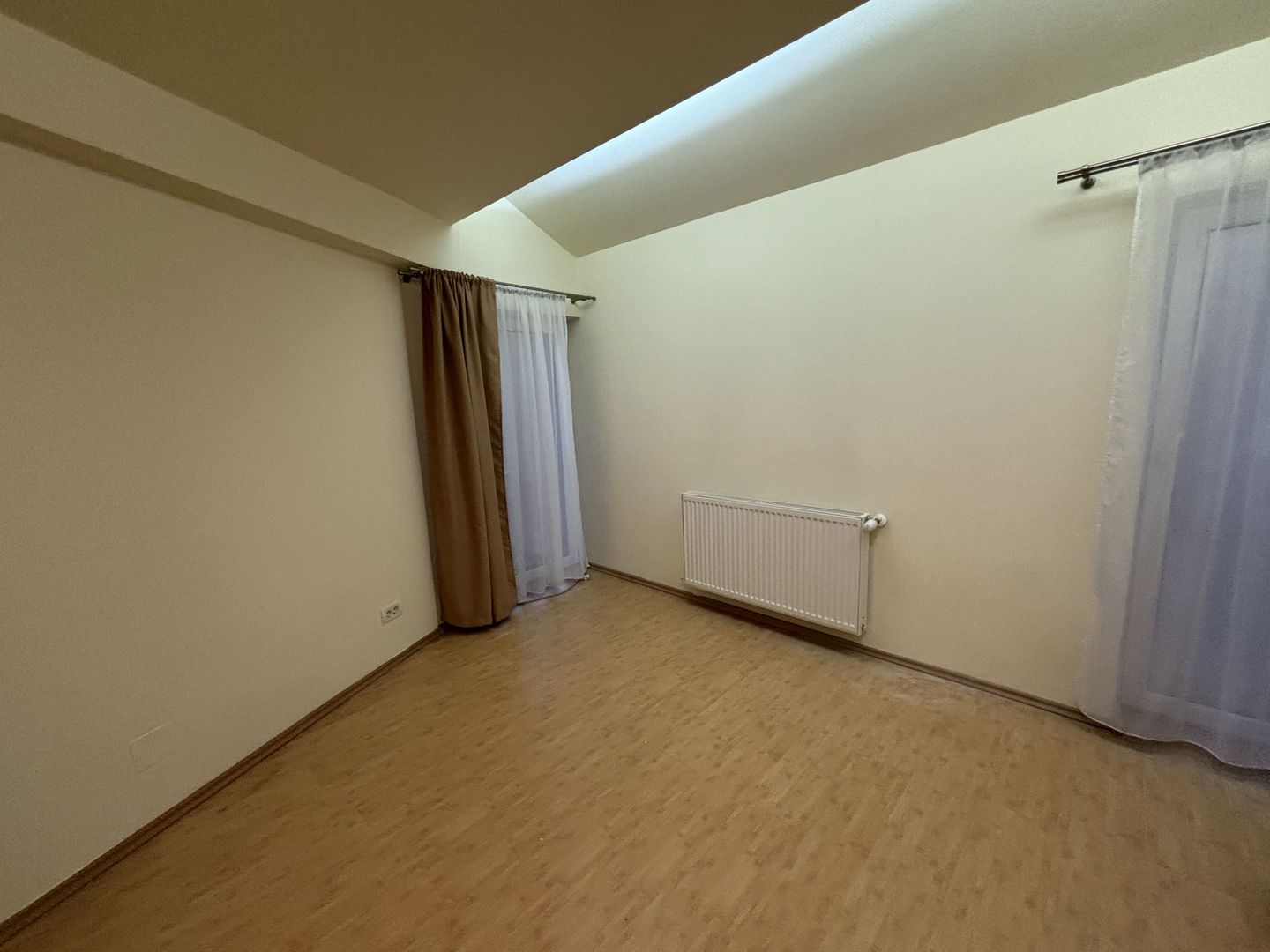 Vila spatioasa ideala pentru diferite activitati sau ptr.locuit -NEMOBILATA - Poză 22