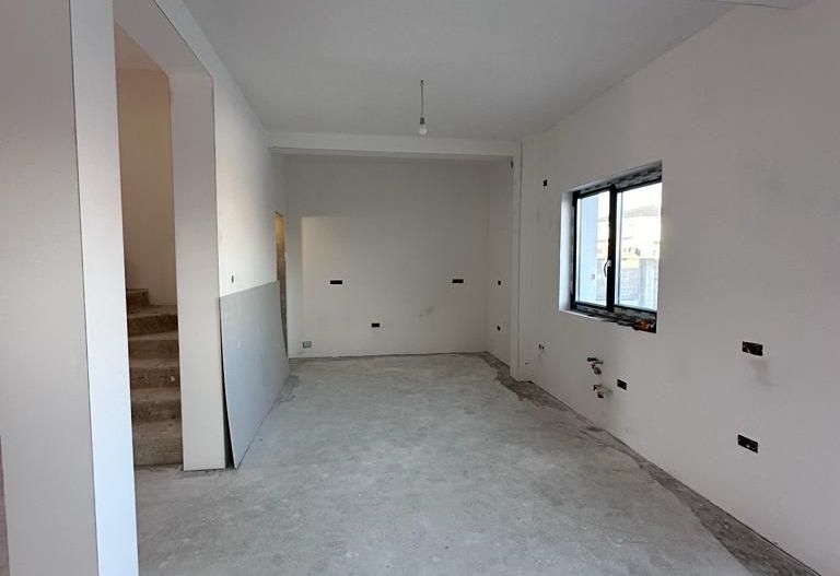 Duplex spatios despatit prin spatiu tehnic - 5 camere - Poză 12