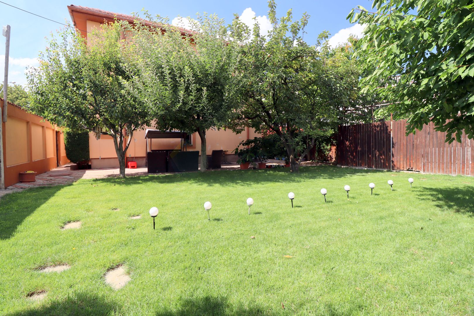 Vilă Individuală cu o curte generoasa zona Aparatorii Patriei - Poză 1