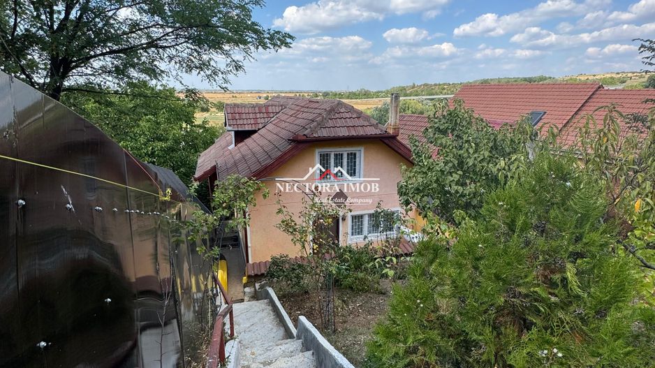 NECTORA IMOB-Casa cu etaj, mobilata, utilata, Episcopia, cu livada - Poză 2