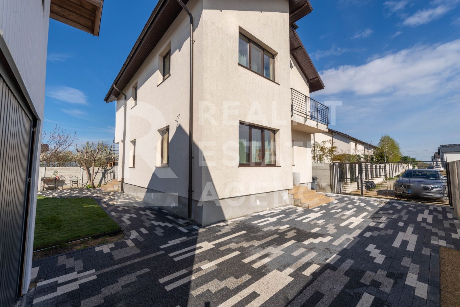 Vila in Tunari cu garaj si spatii de depozitare - Poză 2