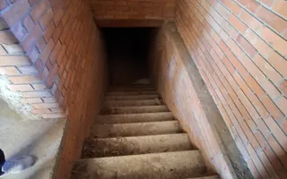 ila cu 6 camere + casă locuibilă pe teren intravilan de 1700 mp, cu vi - Poză 15