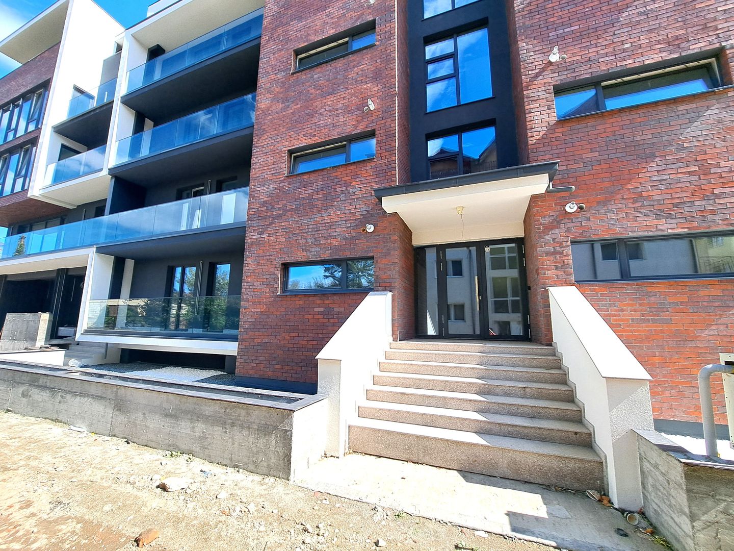 Apartament 3 camere, garaj si boxa - Sibiu central - Poză 1