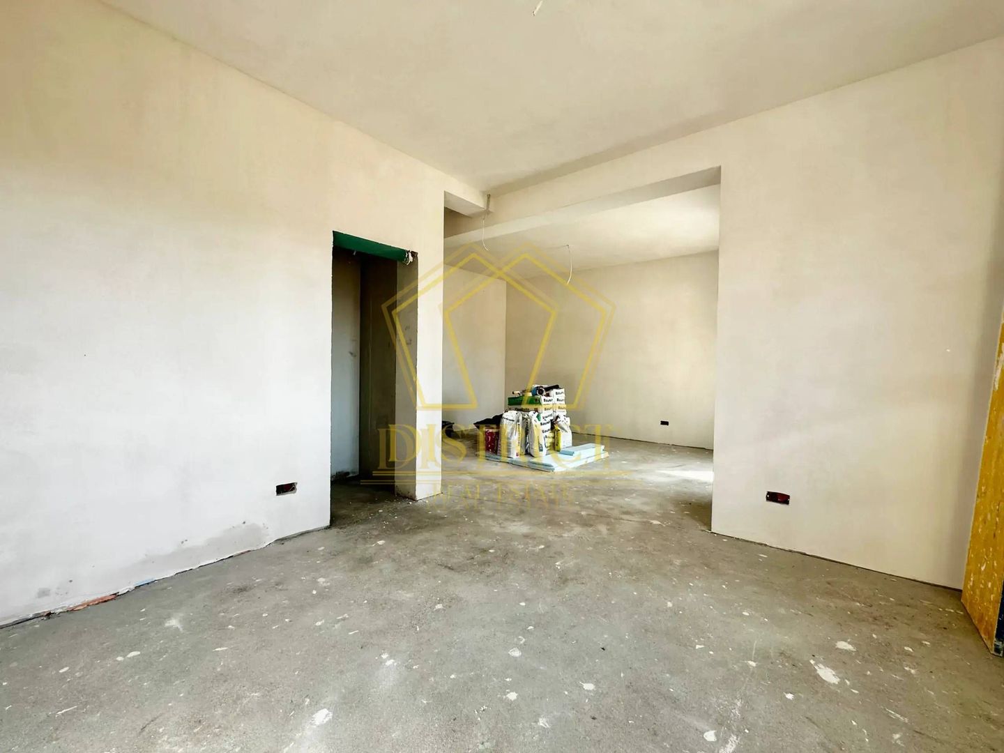 Duplex superb cu 5 camere despartit prin garaj | Dumbravita - Poză 1