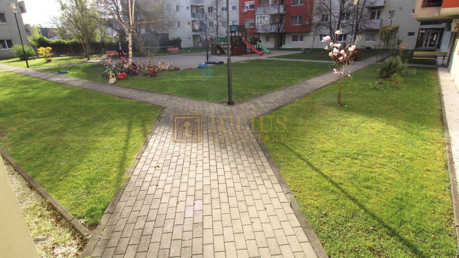 Aradului; decomandat, bucatarie inchisa. Parcare privata inclusa. - Poză 22