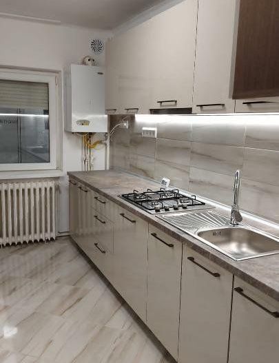 Vând apartament 3 camere la intrarea in Micro 17 Satu Mare - Poză 1