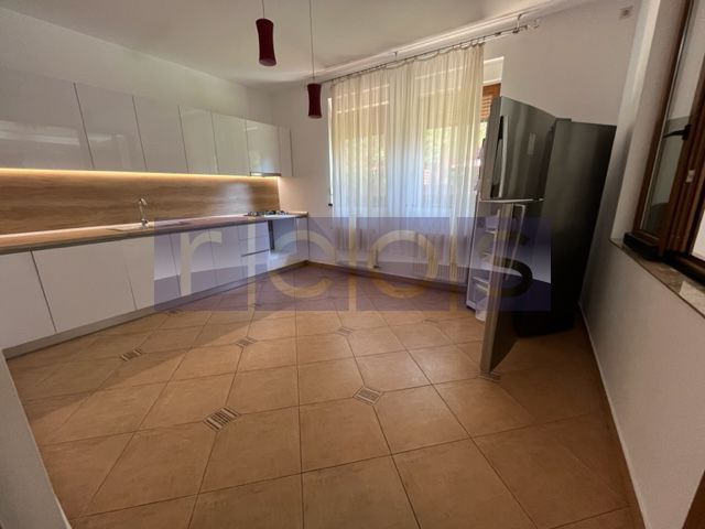 Vila spatioasa 6 dormitoare | gradina | Garaj - Poză 5