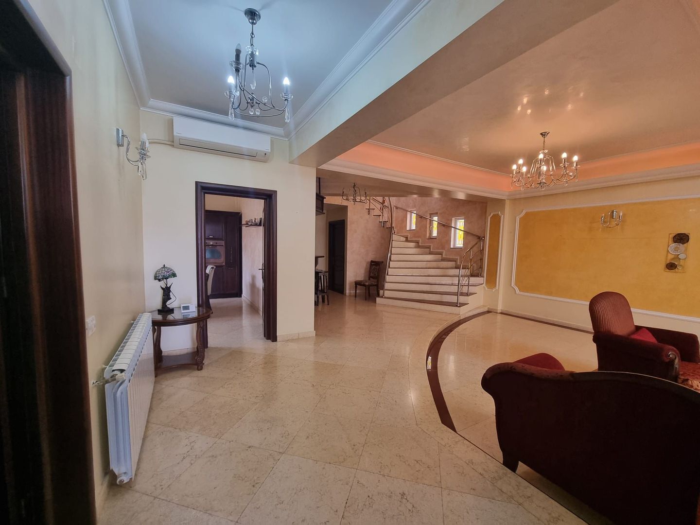 Vila generoasa de inchiriat intr o zona principala a orasului - Poză 16