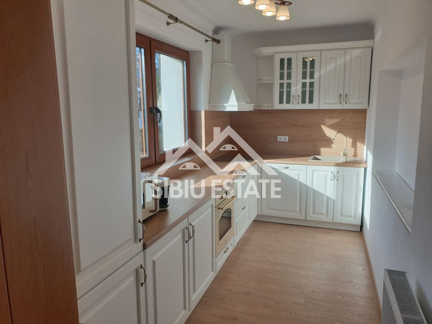 Apartament modern de inchiriat 3 camere, curte, garaj  Zona Sub Arini - Poză 13